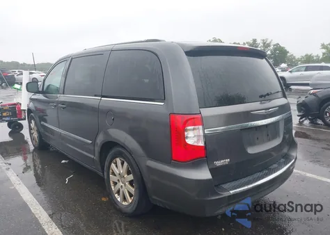 2015 Chrysler Town & Country Touring z USA, uszkodzony, nr VIN 2C4RC1BG0FR526139